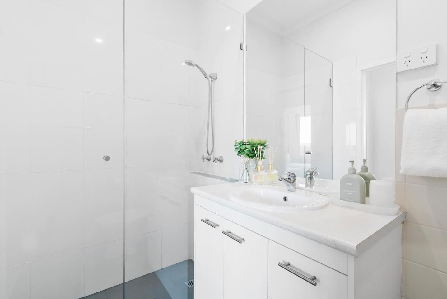 St Tropez Treasure - A Dazzling Beachside Gem * Gold Coast