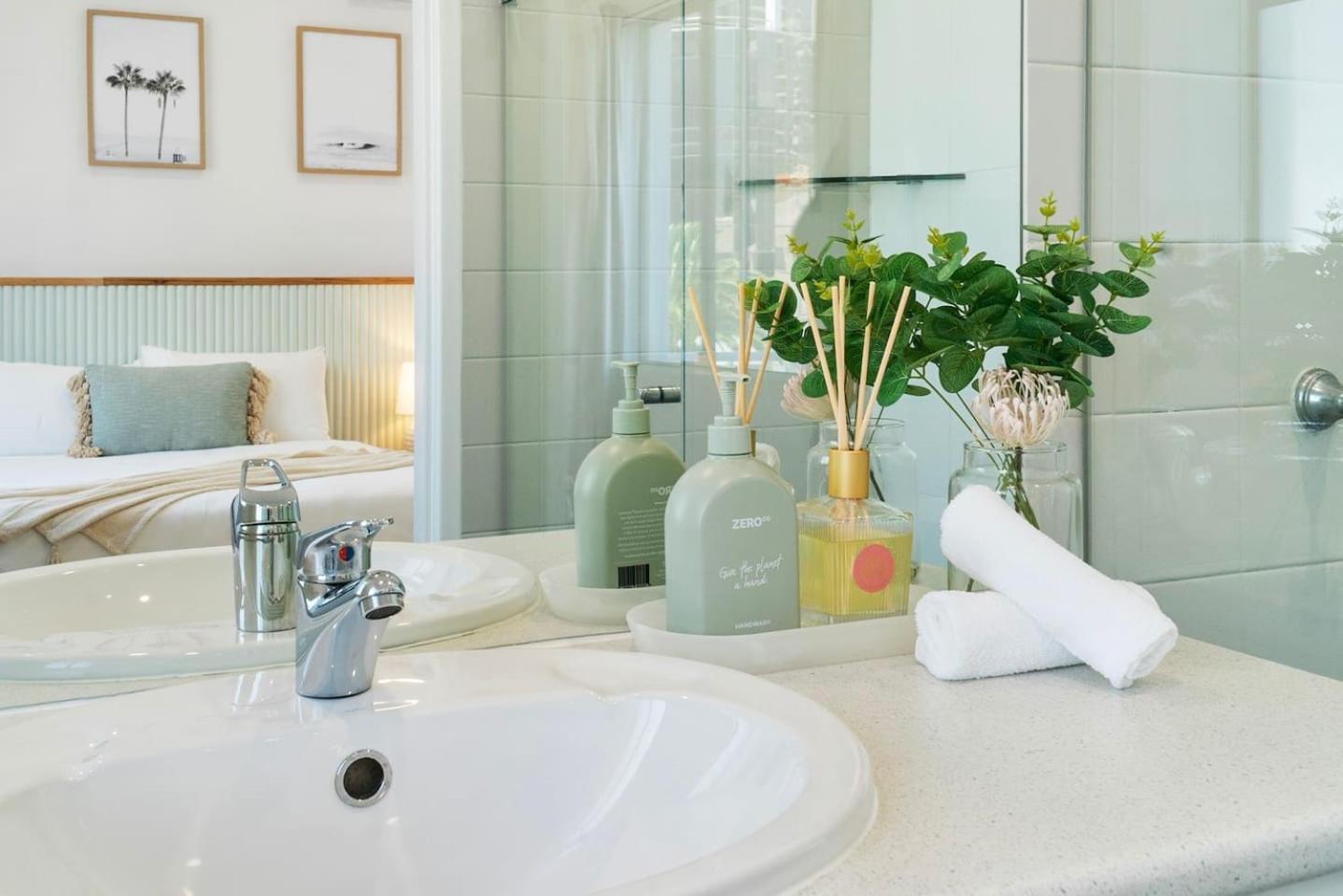 St Tropez Treasure - A Dazzling Beachside Gem *